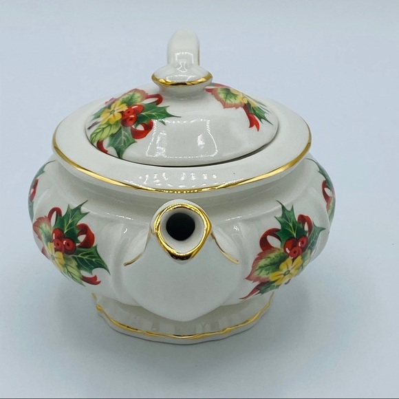 Windsor || "Mini" Teapot with Holiday Holly - Picture 4 of 11